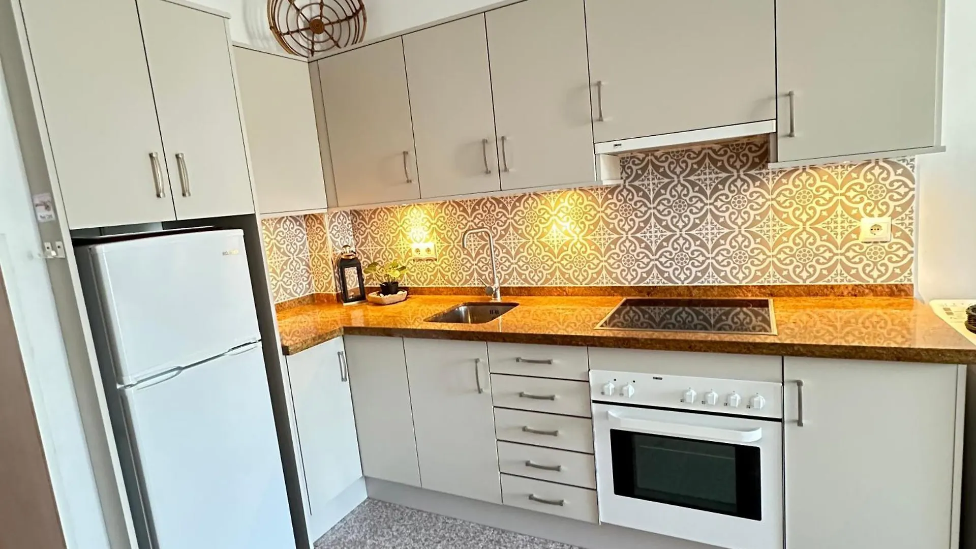 Right By The Pool Area In Capistrano Village! Nerja Apartment